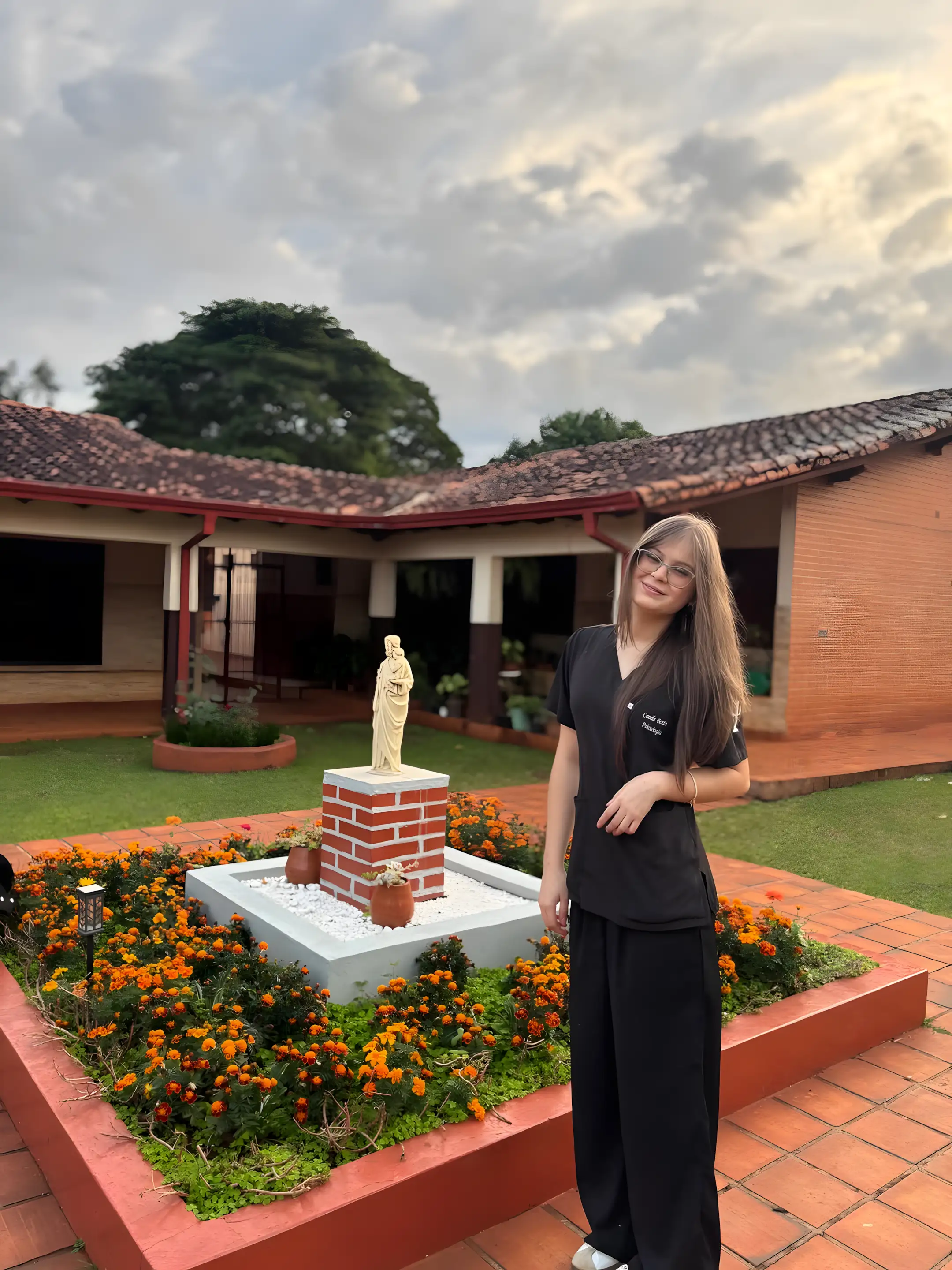 Camila Bento en su espacio de trabajo